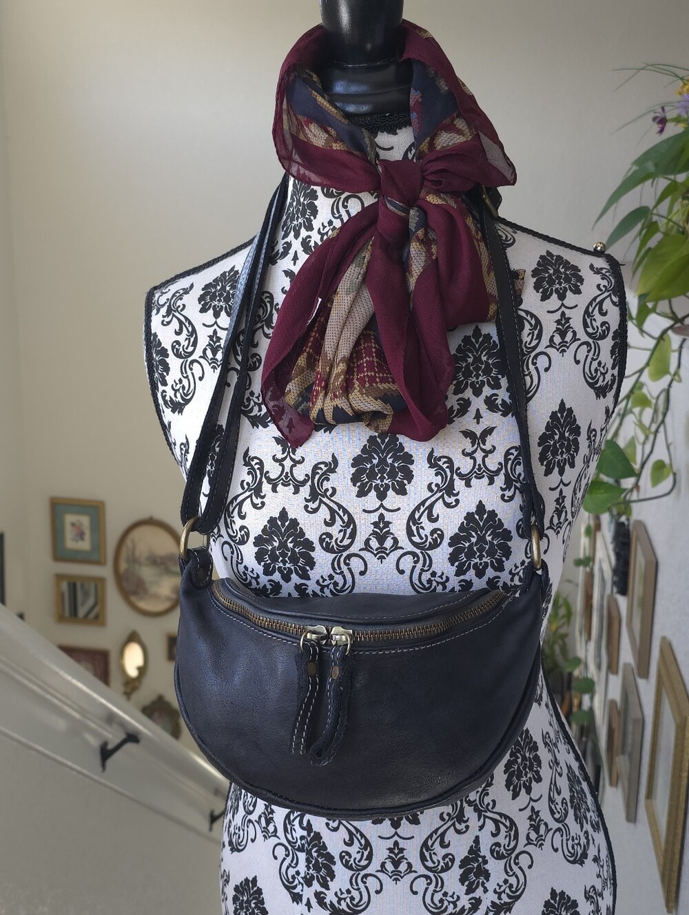 Bolsa Nova Avery (Free People) Black Leather Crescent Shoulder/ Crossbody Bag - Picture 10 of 11